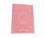 Pack / Coffret Cadeau pour femmes constitué d'un Coran couverture daim de luxe (rose pale) + joli porte Coran en bois sculpté et décoré + Parfum Musc d'Or de luxe "Amira" (8 ml)