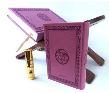 Pack Cadeau constitué d'un Coran arabe couverture daim de luxe (mauve) + Porte Coran en bois sculpté et décoré + Parfum Musc d'Or de luxe "Rouh Al-Musc" (8 ml)