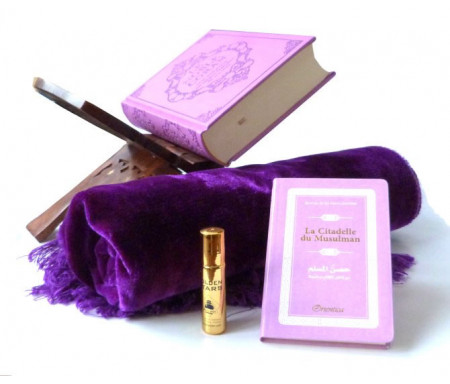 Pack cadeau mauve : Le Noble Coran (bilingue français/arabe) + La Citadelle du Musulman + Porte Coran + Tapis de prière en velours + Parfum Musc d'Or Luxe (au choix)