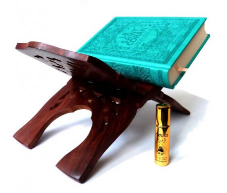 Pack cadeau pour femmes constitué d'un Coran couverture cuir de luxe bleue turquoise + Porte-Coran en bois sculpté et décoré + Parfum Musc d'Or de luxe "Amira" (8 ml)