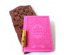 Coffret Cadeau femme constitué d'un Coran couverture daim de luxe (rose) + Joli Porte-Coran en bois sculpté et décoré + Parfum Musc d'Or de luxe "Amira" (8 ml)