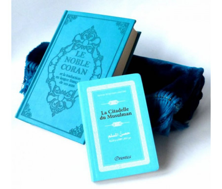 Coffret Cadeau : Le Noble Coran (bilingue français/arabe) + La Citadelle Du Musulman + tapis de prière en velours (couleur bleue assortie)