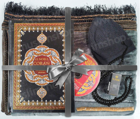 Coffret Pack Cadeau Gris foncé pour Homme : Tapis épais molletonné Gris foncé / Chapelet Tasbih Noir / Coran arabe-français avec couverture cuir format moyen Noir et doré + CD audio de récitation / Parfum / Chachia et Miswak