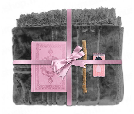 Coffret Pack Cadeau Gris et Rose pour Femme : Tapis épais molletonné Gris / Coran arabe-français avec phonétique avec couverture cuir Rose / Parfum et Miswak