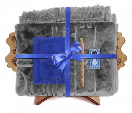 Coffret Pack Cadeau pour Homme : Tapis épais molletonné Gris / Coran arabe-français avec phonétique et couverture cuir Bleu / Parfum / Miswak et Porte Coran