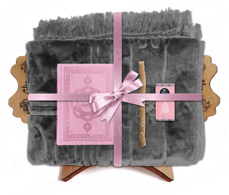 Coffret Pack Cadeau Gris et Rose pour Femme : Tapis épais molletonné Gris / Coran arabe-français avec phonétique avec couverture cuir Rose / Parfum / Miswak et Porte Coran