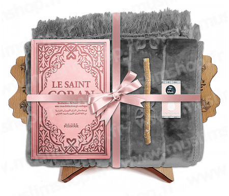 Coffret Pack Cadeau Gris et Rose pour Femme : Tapis épais molletonné Gris / Coran Rainbow arabe-français avec phonétique avec couverture cuir Mauve / Parfum / Miswak et Porte Coran