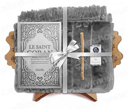 Coffret Pack Cadeau Gris mixte : Tapis épais molletonné Gris / Coran Rainbow arabe-français avec phonétique avec couverture cuir Argenté / Parfum / Miswak et Porte Coran