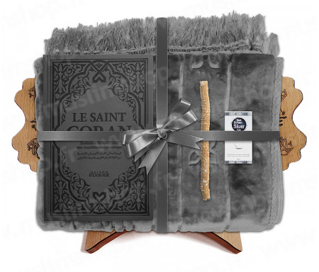 Coffret Pack Cadeau Gris mixte : Tapis épais molletonné Gris / Coran Rainbow arabe-français avec phonétique avec couverture cuir Argenté / Parfum / Miswak et Porte Coran