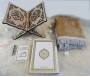 Coffret / Pack Cadeau blanc doré pour homme ou femme musulmane : Le Saint Coran (arabe) avec porte coran, Tapis ,Citadelle du musulman bilingue et Musc blanc de Luxe