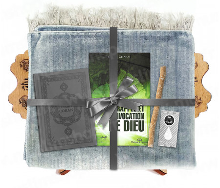 Coffret Pack Cadeau Gris pour Homme ou Femme : Tapis de Prière Velours Gris / Le Rappel et l'Invocation de Dieu / Coran arabe-français avec phonétique en cuir Gris / Parfum / Miswak et Porte Coran