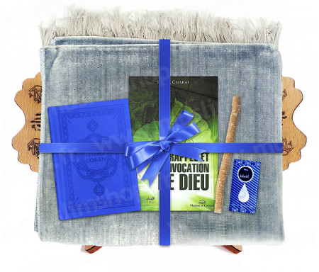 Coffret Pack Cadeau pour Homme : Tapis de Prière Velours Gris / Le Rappel et l'Invocation de Dieu / Coran arabe-français avec phonétique et couverture cuir Bleu / Parfum / Miswak et Porte Coran